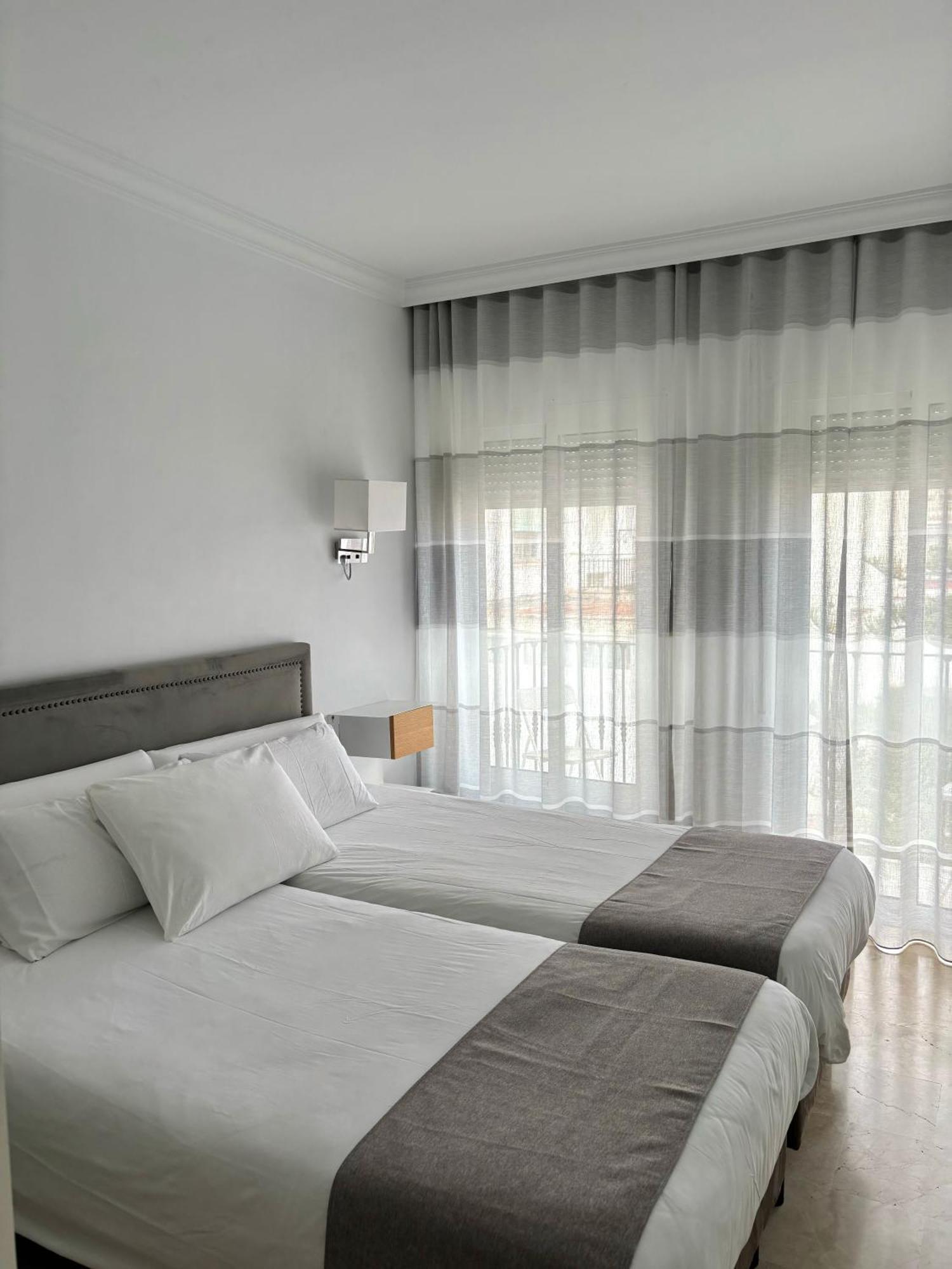 Hostal Apartamentos Abril Nerja Exterior foto