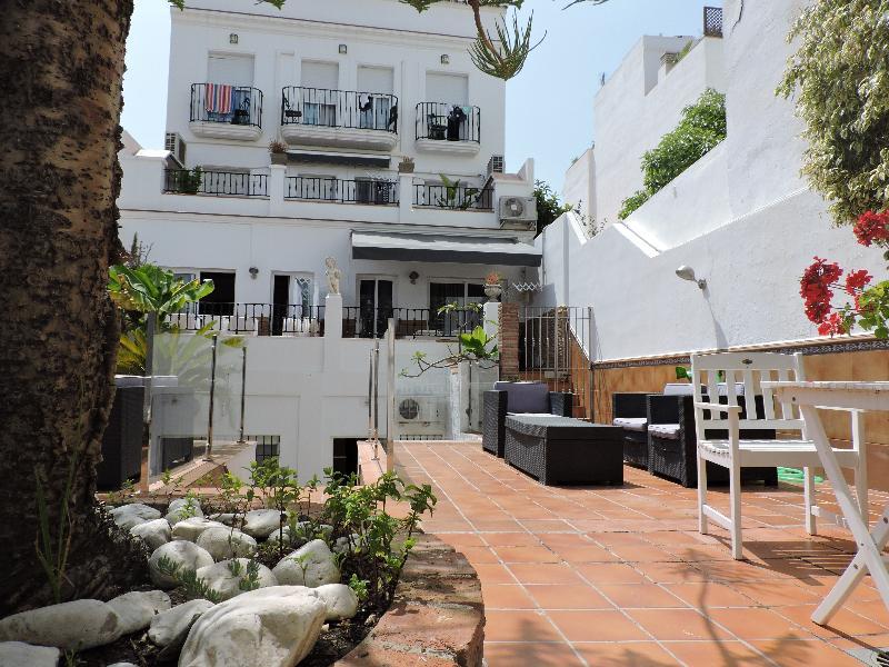 Hostal Apartamentos Abril Nerja Exterior foto
